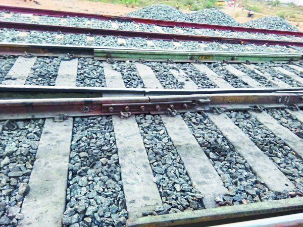 Crack track Passing trains in Singrauli WCR में बड़ा हादसा टला, क्रैक पटरी से रात भर गुजरती रहीं ट्रेनें, रेलवे को पता चला सुबह