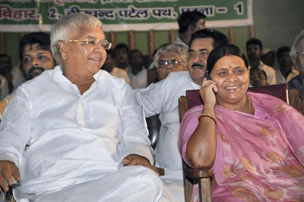 lalu yadav 'संस्कारी बहू' विवाद में राबड़ी के बचाव में आए लालू