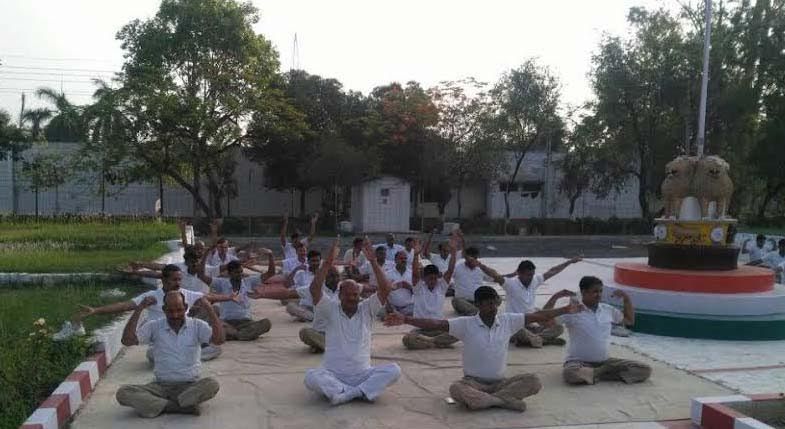Yoga योग शिविर में पीएसी जवानों को कराया गया प्राणायाम का अभ्यास