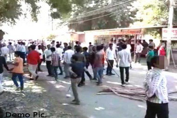 riot समझौते को लेकर दो गुटों में हुआ खूनी संघर्ष, आधा दर्जन घायल