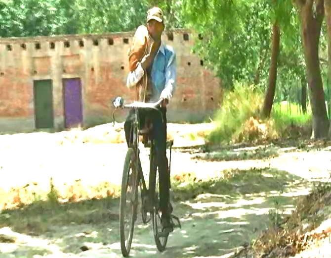 Dead body on bicycle बच्ची के शव को 10 किलोमीटर तक कंधे पर ले गया मामा, पैसे देने से इनकार करने पर नहीं मिला था एंबुलेंस