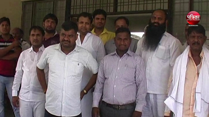 Samajwadi Party, पुलिस इंस्पेक्टर ने सपा नेता को बेरहमी से पीटा, कार्यकर्ताओं ने किया घेराव