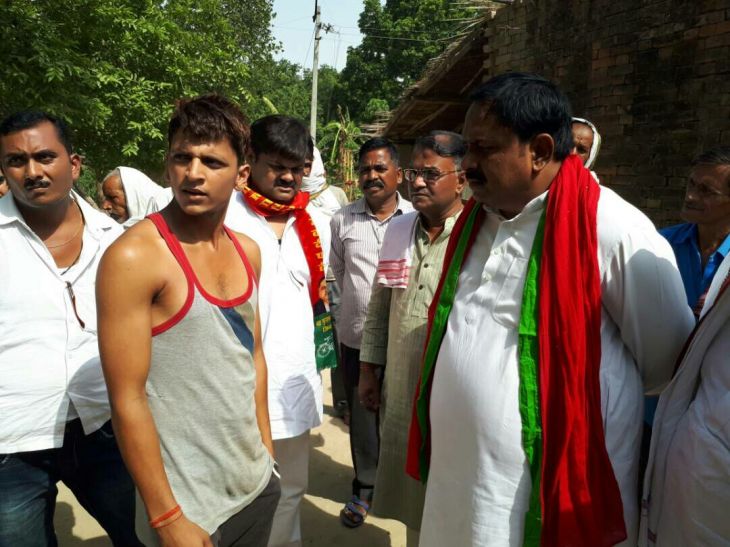 Sp delegation किसान की मौत पर राजनीति शुरू, सपा का प्रतिनिधिमंडल पहुंचा किसान के घर
