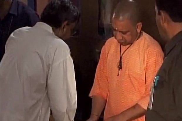 Yogi adityanath जनता दरबार में गिने- चुने लोगों से मिले योगी, फरियादियों को मिली निराशा