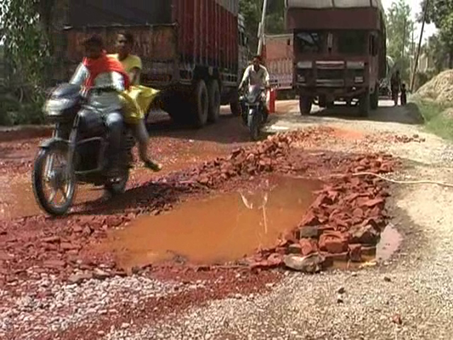 Fatehpur road condition गड्ढ़ा मुक्त सड़क के दावे पर फेल हुई योगी सरकार, फतेहपुर की 60 फीसदी सड़कों का बुरा हाल
