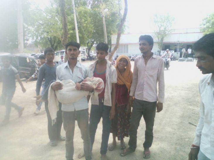 The boy playing outside the house was crushed by t घर के बाहर खेल रहे बालक को लोडिंग वाहन ने कुचला, मौत