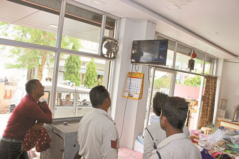Thieves enter the cloth shop for the third time, c कपड़ा दुकान में तीसरी बार घुसे चोर, दो लाख की महंगी साडि़यां पार