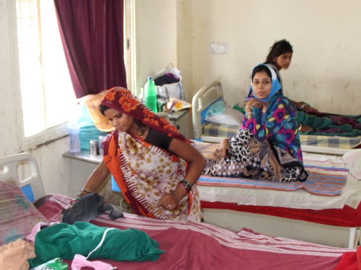Dhar कुपोषण से कैसे लड़ेगी मां, जब अस्पताल खुद खा रहा बादाम के लड्डू