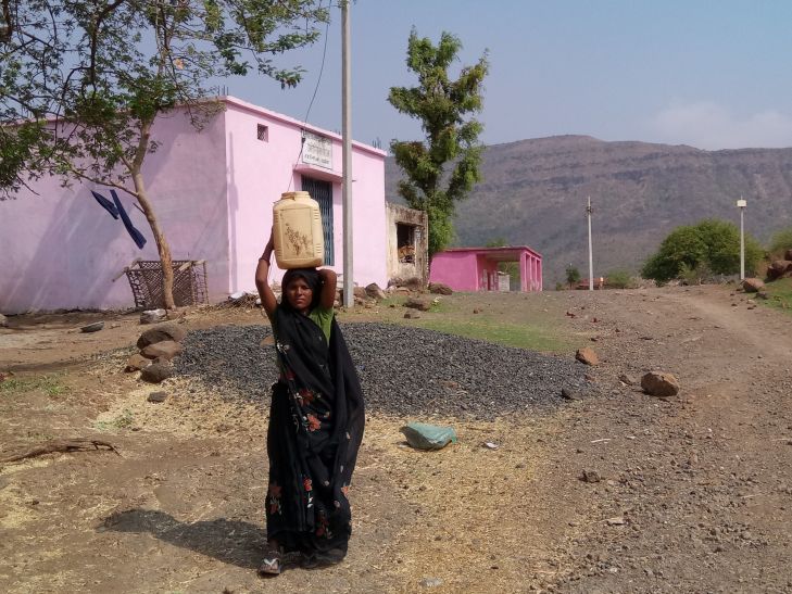 Dhar ऐसी है आजादी के 70 साल बाद की तस्वीर, एक तालाब से जानवर और इंसान पी रहे पानी