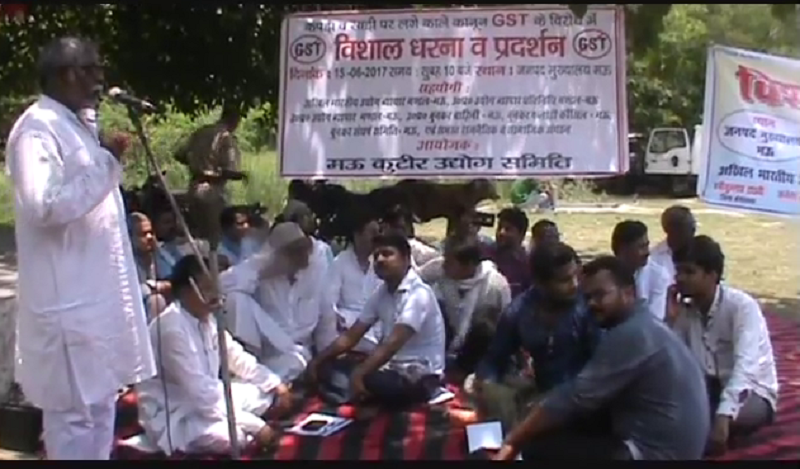 Protest नोटबंदी के बाद अब जीएसटी को लेकर परेशान हैं बुनकर, सड़कों पर फूटा गुस्सा
