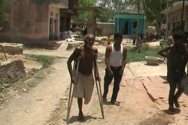Disabled यूपी पुलिस की शर्मनाक करतूत, बुजुर्ग दिव्यांग को बना दिया भू माफिया