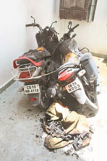 Two motorcycles in the quarter burst into the rick पुलिस लाइन भी महफूज नहीं, क्वार्टर में घुसकर जला दी आरक्षक की दो मोटरसाइकिलें