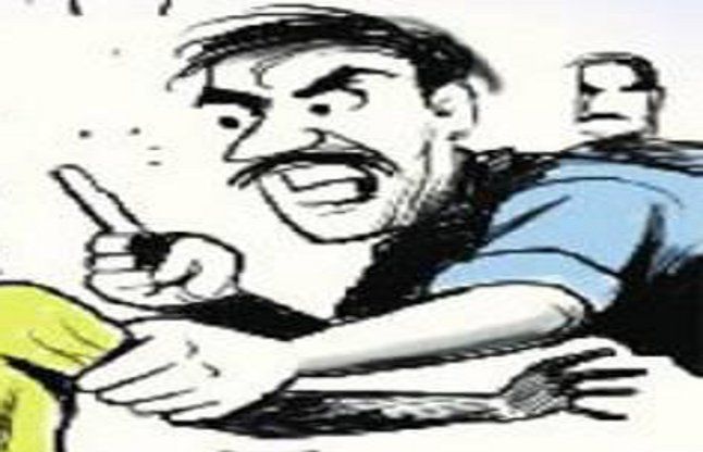 Professors beat student प्रेमी से मिलने पहुंची युवती की जमकर पिटाई