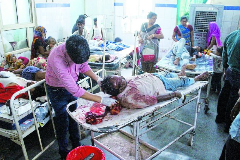 The auto driver hit the truck in a sleepy truck
नींद के झोंके में ड्राइवर ने खड़े ट्रक में ठोकी ऑटो