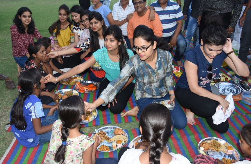 rotry clab गरीब बच्चों साथ भोजन कर खिल उठे दिल
