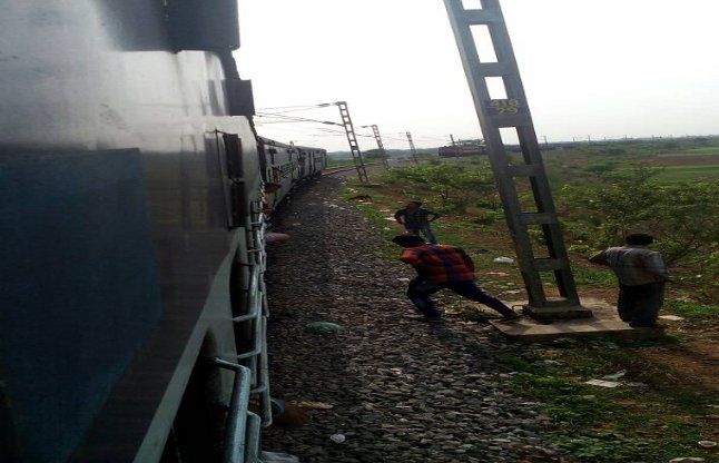 n the railway guard saw two express trains coming Breaking: जब रेलवे गार्ड ने देखा एक ही ट्रैक पर आ रही दो एक्सप्रेस ट्रेन फिर...