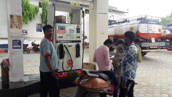 petrol pump लोगों के लिए मुसीबत बने रोजाना बदलते पेट्रोल के दाम