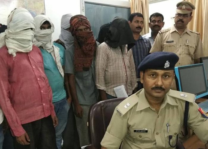 Barabanki पुलिस के हत्थे चढ़ा हिस्ट्रीशीटर गिरोह, लाखों के जेवर व तमंचे बरामद