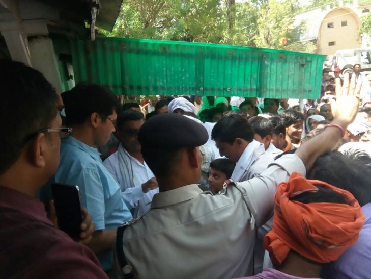 Memorandum reached by the collector पीएस की मीटिंग बीच में छोड़ ज्ञापन लेने कलेक्टोरेट पहुंचे कलेक्टर