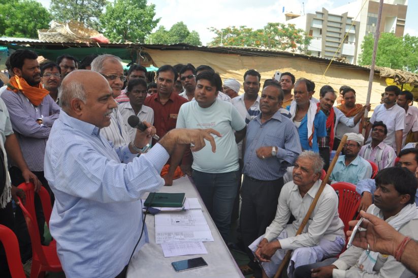 MLA discusses constructing complex from shopkeeper गंज में छोटे दुकानदारों को मिलेगी अब पक्की दुकानें
