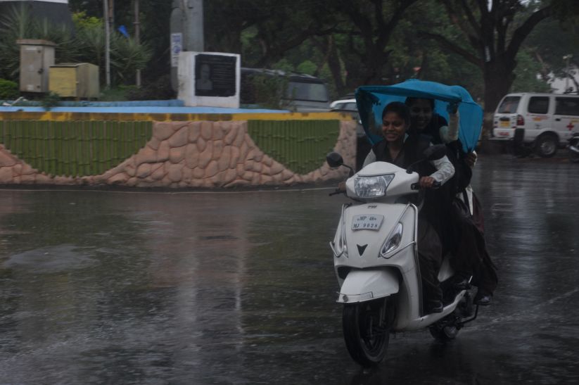 Seeing in the evening rain in the city. सात दिन के ब्रेक के बाद हुई रिमझिम बारिश