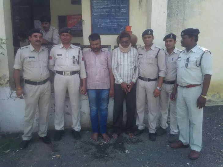 The accused who ran fake notes in the police jeep भ्रष्टाचार निवारण का अध्यक्ष टोल पर चला रहा था नकली नोट