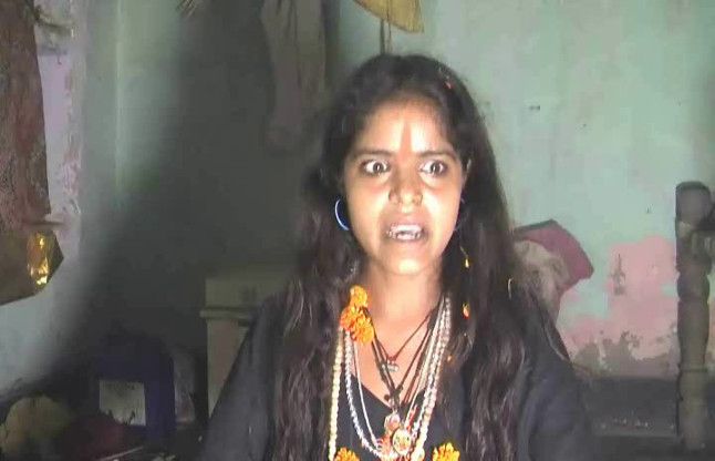 Bulandshahr OMG ये तांत्रिक लड़की फूंक मारकर कर देती है कैंसर का इलाज!, देखें वीडियो
