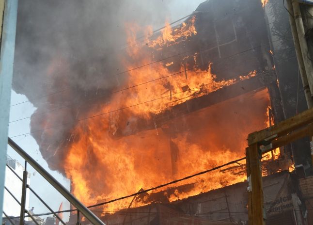 fire in showroom प्लास्टिक गोदाम और फर्नीचर प्लाजा आग में जलकर खाक, 30 लाख का नुकसान