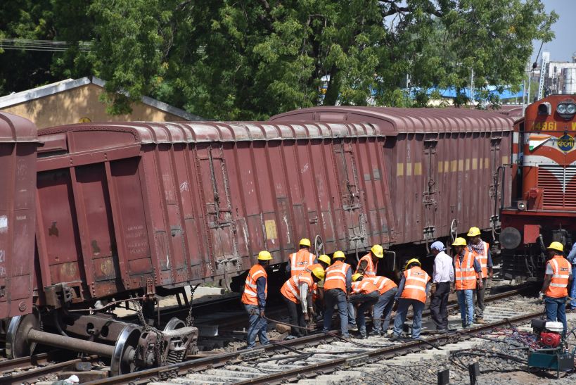 train accident chhindwara पटरी से उतरकर दो सौ मीटर तक घिसटती रही मालगाड़ी