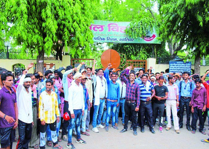 daily wage workers ultimatum
निगम
दैवेभो ने दिया तीन दिन का
अल्टीमेटम,
मांगे
नहीं मानी तो करेंगे हड़ताल
