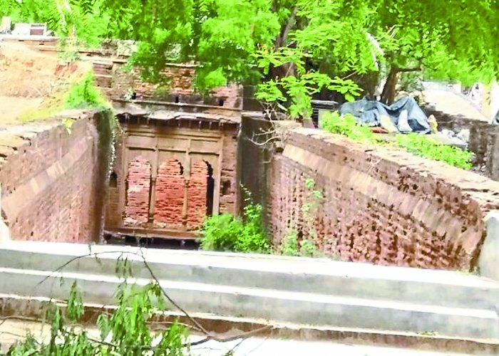 Jal Mahal
छत
से संजोएंगे बारिश,
फिर
पानी में होगा 'जल
महल'