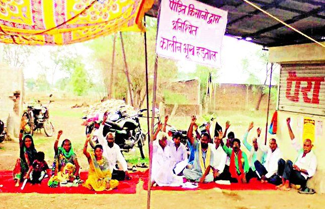 Moneylender, hunger strike, usury, complaint साहूकार झुम्मरलाल ने किया ऐसा काम जिससे परेशान ग्रामीण बैठे भूख हड़ताल में