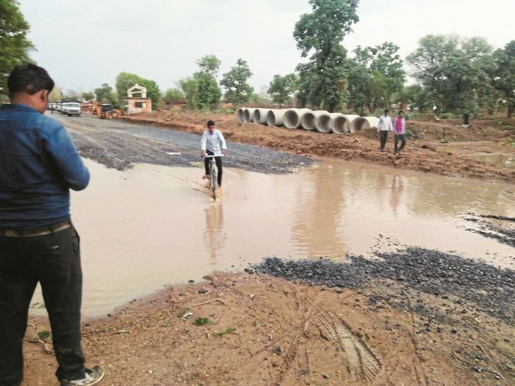106 crore ADB road turned into swamp, passenger bu 106 करोड़ की एडीबी सड़क दलदल में तब्दील, यात्री बस फंसी तो बुलानी पड़ी जेसीबी