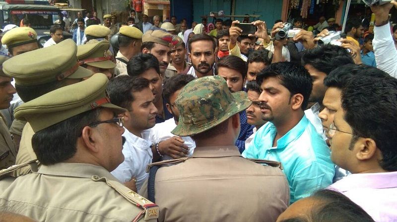 SP Leader साध्वी निरजंना ज्योति के कार्यक्रम में सपा नेताओं की नारेबाजी, पुलिस ने लिया हिरासत में