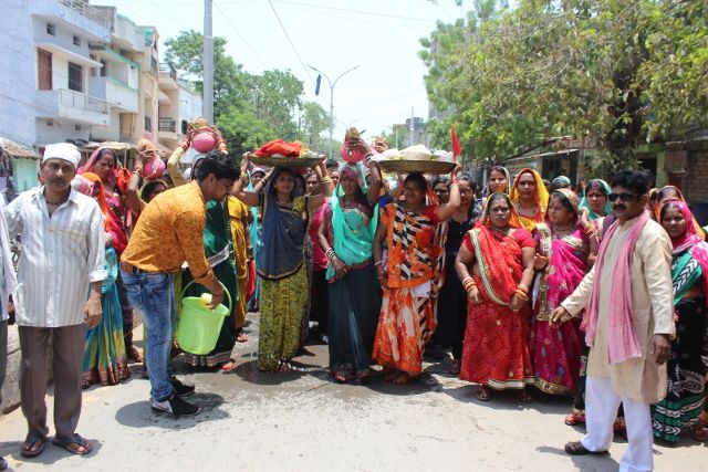 pooja कुलदेवी को श्रृंगार सामग्री चढ़ा कर अच्छी बारिश की कामना की