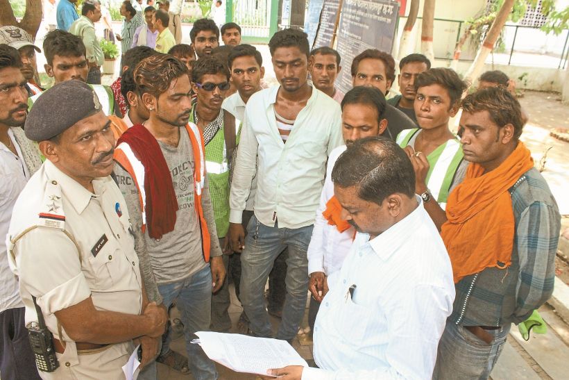Until you get salary, work boycott जब तक नहीं मिलेगी पगार, काम का बहिष्कार