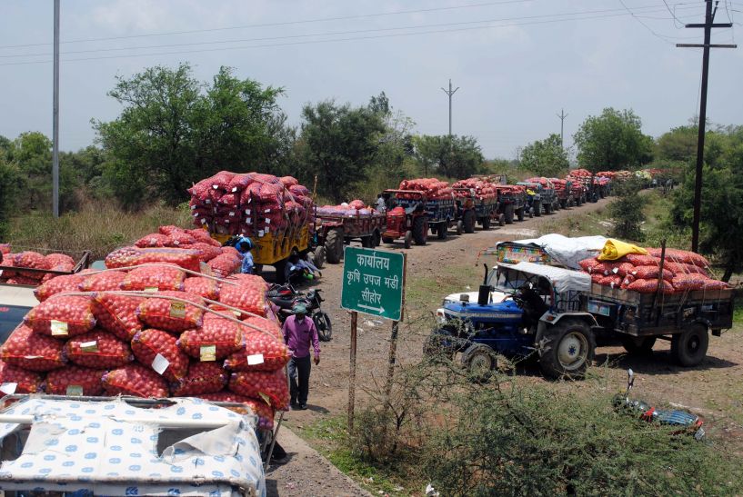Sehore जिले से बाहर के ट्रैक्टर-ट्राली को दिखाया बाहर की रास्ता