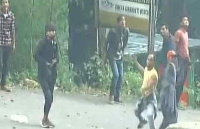 kolkata news गोरखालैंड आन्दोलन:पत्थरबाजों से पुलिसकर्मी मुश्किल में