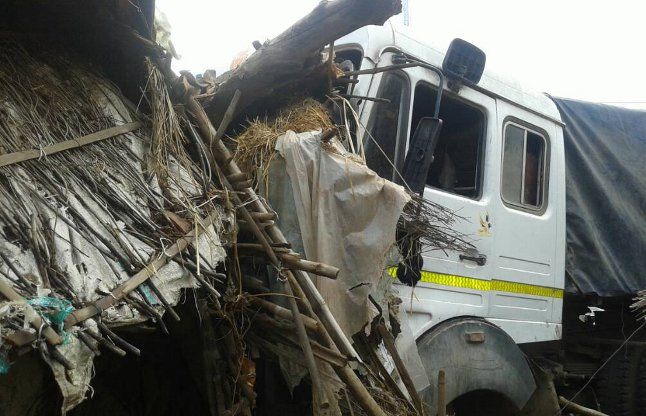 Truck rams in hut बेटी के घर में बैठा था पिता, अचानक मौत बनकर आई अनियंत्रित ट्रक और थम गई सांसे