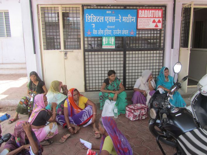 Working with the support of a mere lab Technician एक मात्र लैब टेक्नीशियन के सहारे चल रहा है काम