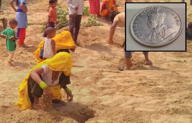 coins खुदाई में निकलने लगे चांदी के पुराने सिक्के, तो खजाना पाने दौड़े लोग