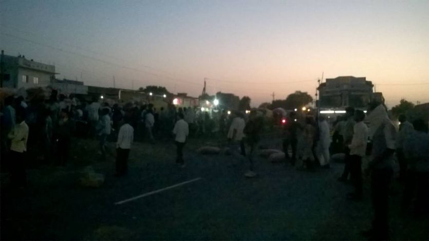 Dewas आक्रोशित किसानों ने फोरलेन किया बंद