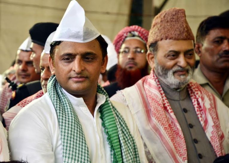 Akhilesh Iftaar अखिलेश ने दी इफ्तार पार्टी, फ्रूट्स से लेकर मटन तक हुआ सर्व लेकिन 'पापा' रहे गायब