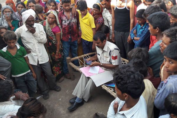 Police to convince the family to get the body of t अवैध उत्खनन से बने गड्ढे में डूबकर बालक की मौत, परिजन ने किया हंगामा