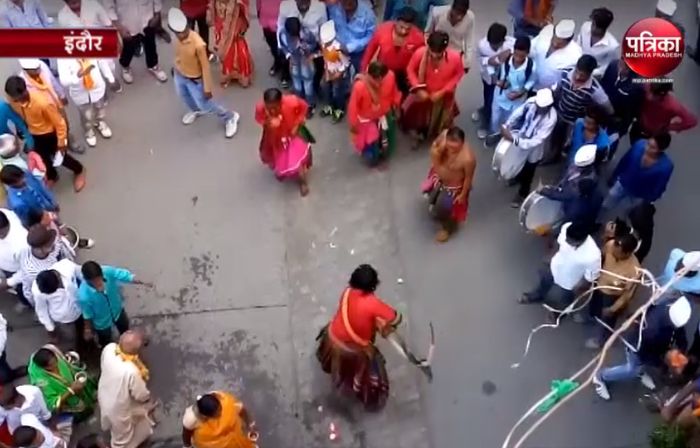 mata जुलूस में प्रेत बाधा देख कांप रहे थे लोग तभी महिलाओं को आ गई देवी