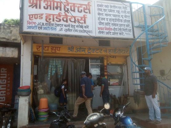Locked police on sleeping cops and few steps सोते रहे पुलिसवाले और चंद कदम पर टूट गए ताले, देखें वीडियो