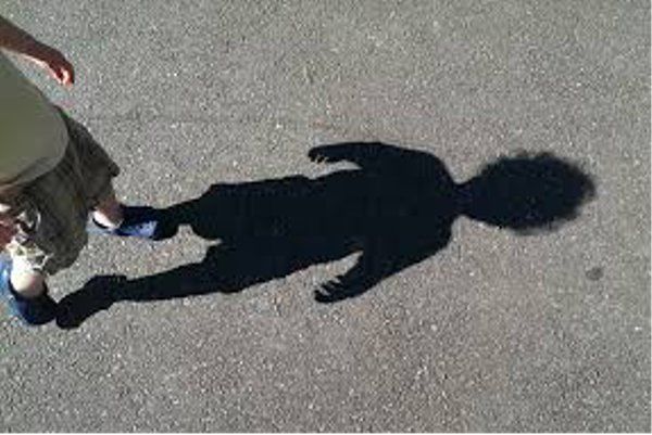 The shadow of the person is not visible कुछ पलों के लिए साया भी छोड़ देगा आपका साथ...