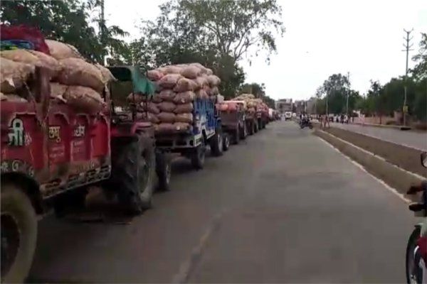 Onion tractors-trolley on the streets Video>>हाई-वे पर कौन कर रहा इतना लंबा इंतजार...