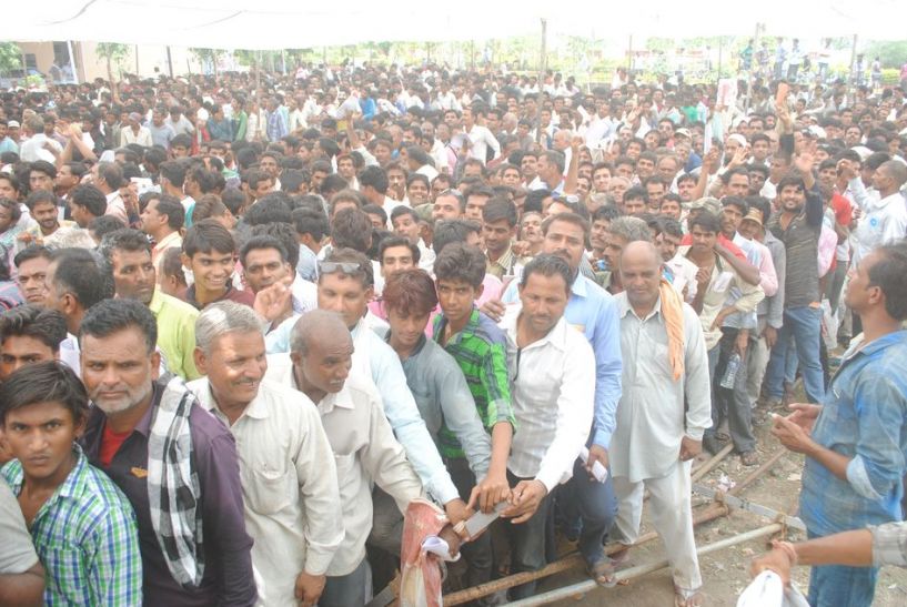farmers reached tahsil after forgetting Heat, hung गर्मी, भूख और प्यास को भूल तहसील पर उमड़ पड़ा किसानों का सैलाब,