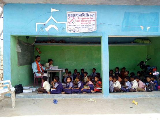 Hoshangabad
स्कूल भवन में रेत और घर के बरामदे में स्कूल